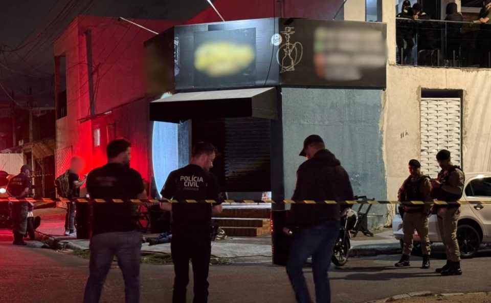 foto do local onde o homem foi  morto a tiros em frente a bar em curitiba. na imagem aparece equipes da polícia militar e civil 