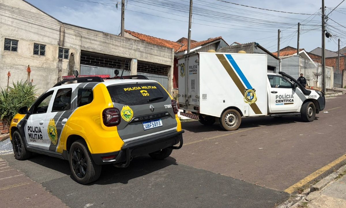 Viatura da Polícia Militar e Polícia Científica na Rua dos Ipês, em Campo Magro, onde jovem de 27 anos foi morto com uma facada nas costas.