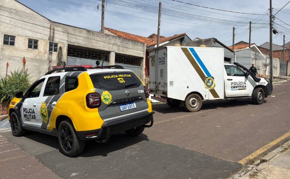 Viatura da Polícia Militar e Polícia Científica na Rua dos Ipês, em Campo Magro, onde jovem de 27 anos foi morto com uma facada nas costas.