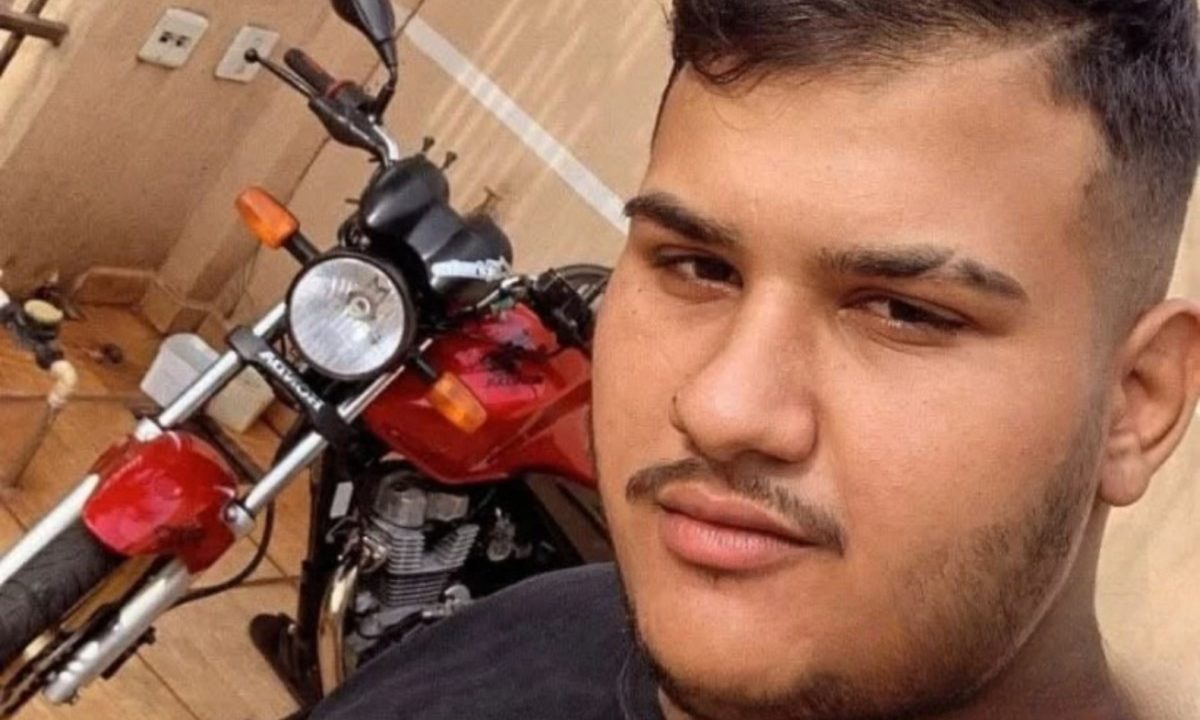 Foto de Rafael Antonelli Lins, jovem de 22 anos morto a tiros em uma conveniência, com uma moto vermelha.