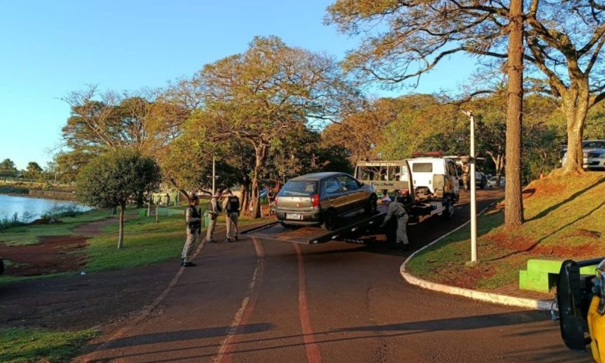 Imagem mostra atendimento a ocorrência em que jovem foi preso após parar carro em lago de Cascavel.