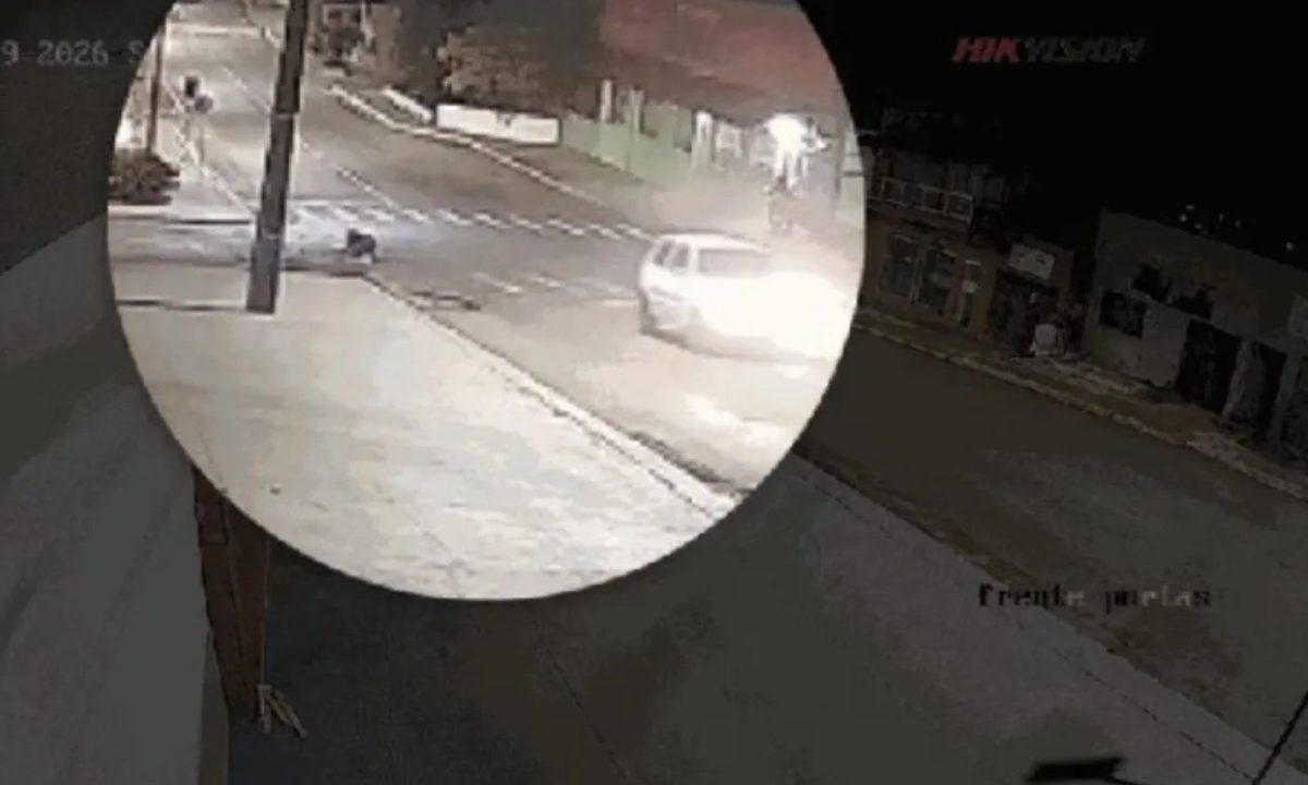 Frame de vídeo mostra momento em que mulher pula de carro em movimento para escapar de agressões praticadas pelo companheiro em Pitanga, no Paraná; vítima aparece caída no asfalto, a poucos metros do carro