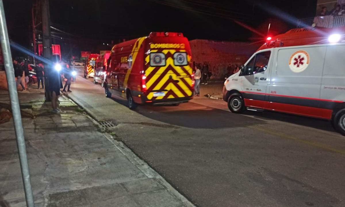 Siate e samu atendendo ocorrência onde três homens foram baleados dentro de casa