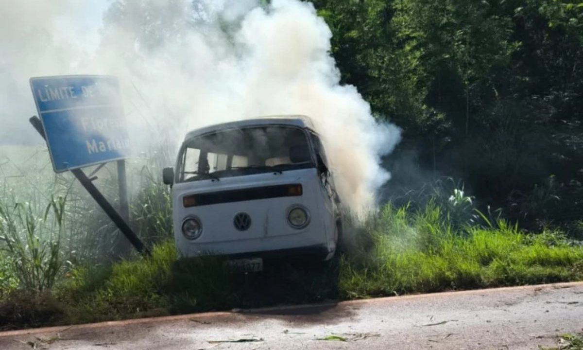 Fumaça branca saindo de Kombi que capotou e pegou fogo