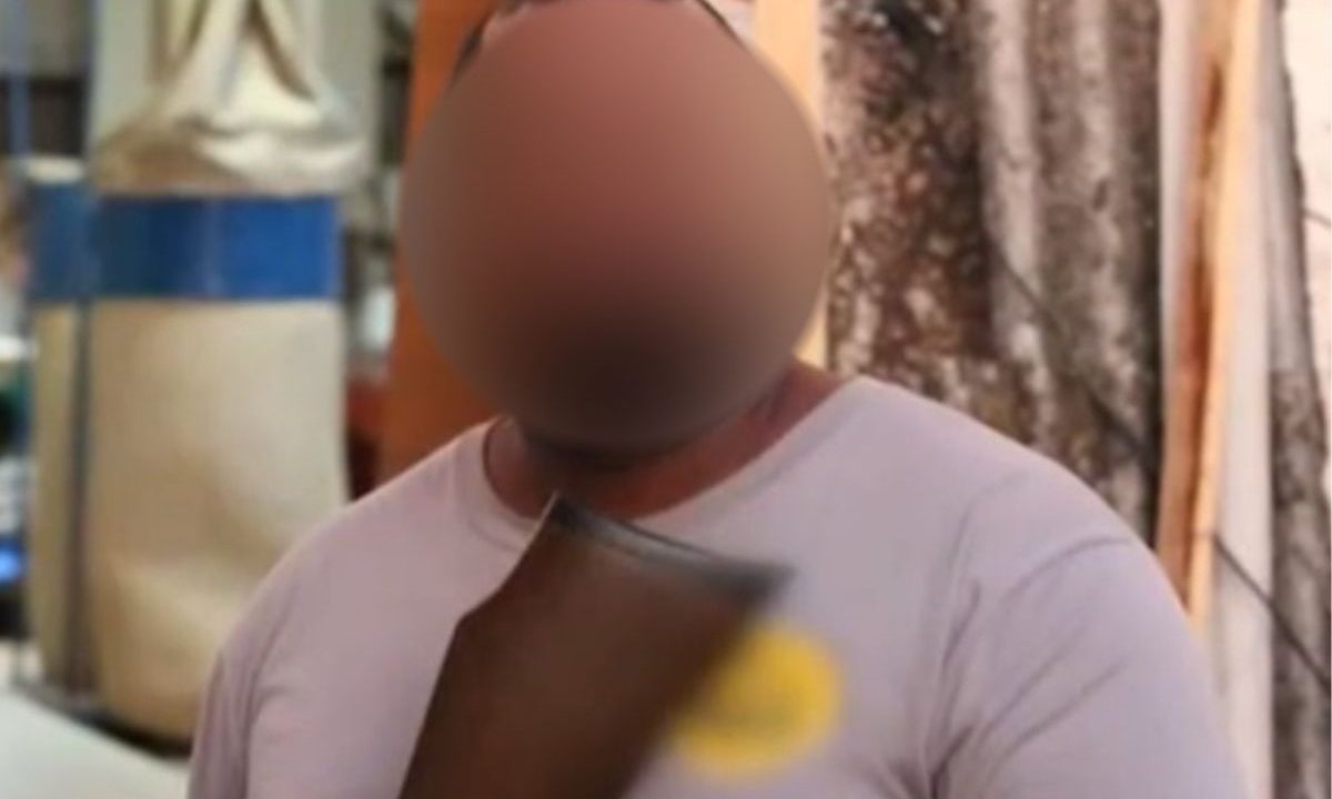 Ladrão posa com arma em foto encontrada em câmera roubada de fotógrafo na Grande Curitiba