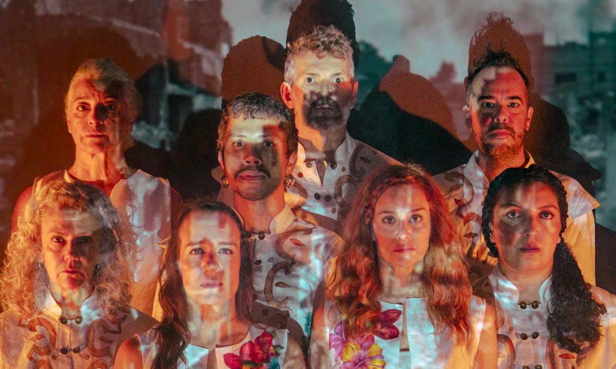 A imagem mostra o elenco da peça "Lembra-te de Mim", que chega a Curitiba. Os atores olham para a câmera enquanto uma projeção invade seus rostos e a parede ao fundo.
