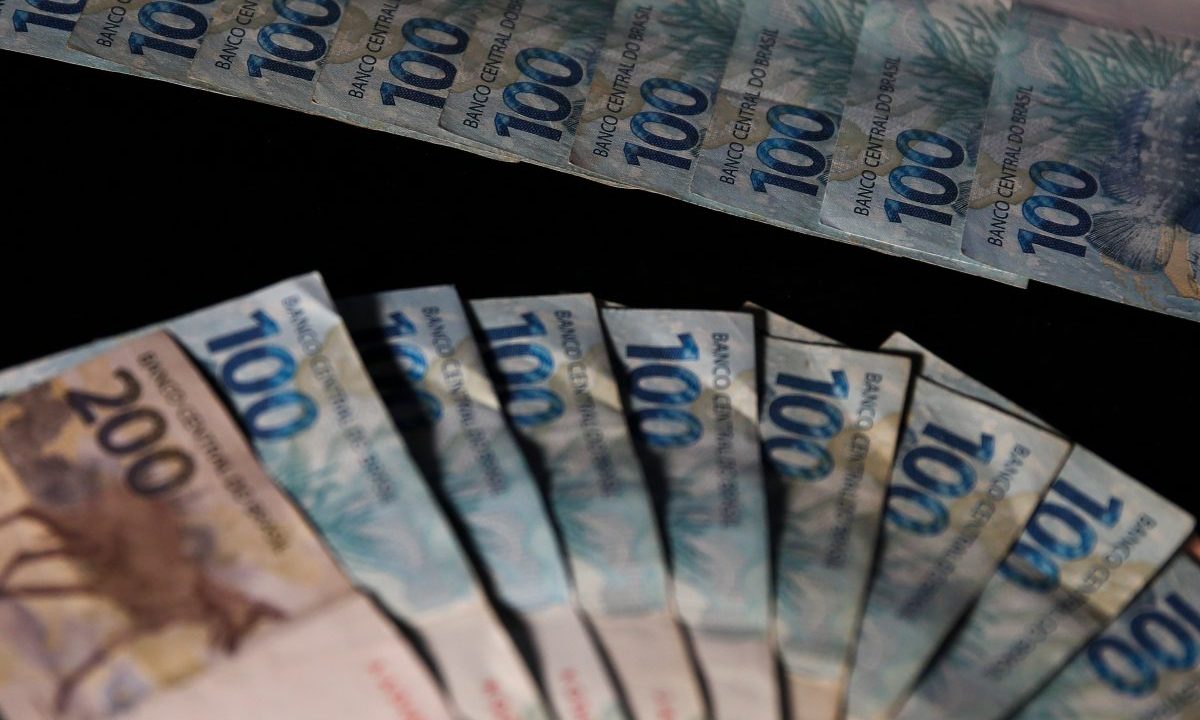 Foto de dinheiro, cédulas de reais espalhadas em cima da mesa para ilustrar uma matéria jornalística sobre o resultado da Loteria Federal 6055