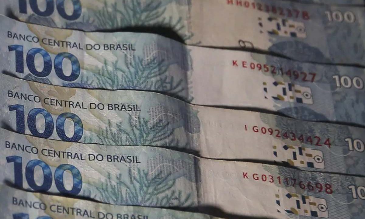 Dinheiro em quantidade para representar prêmio da Loteria Federal 6061