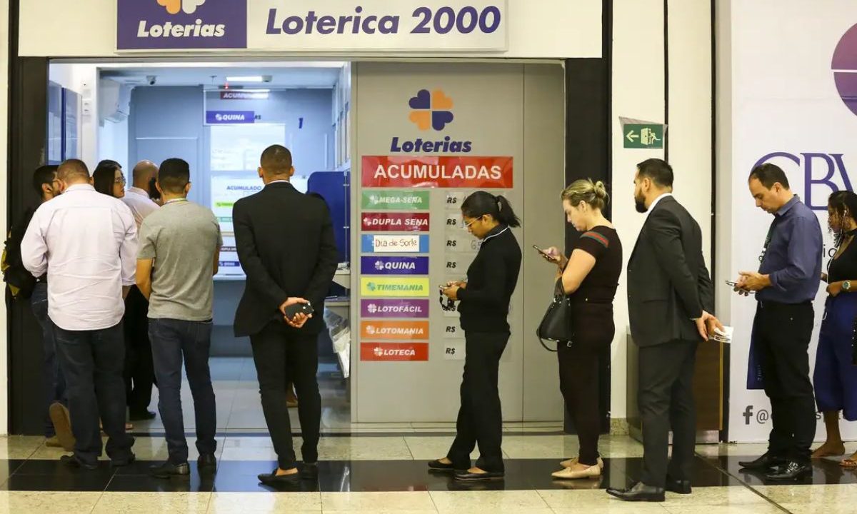 Apostadores em fila na casa lotérica para apostar naLoteria Federal 6062.