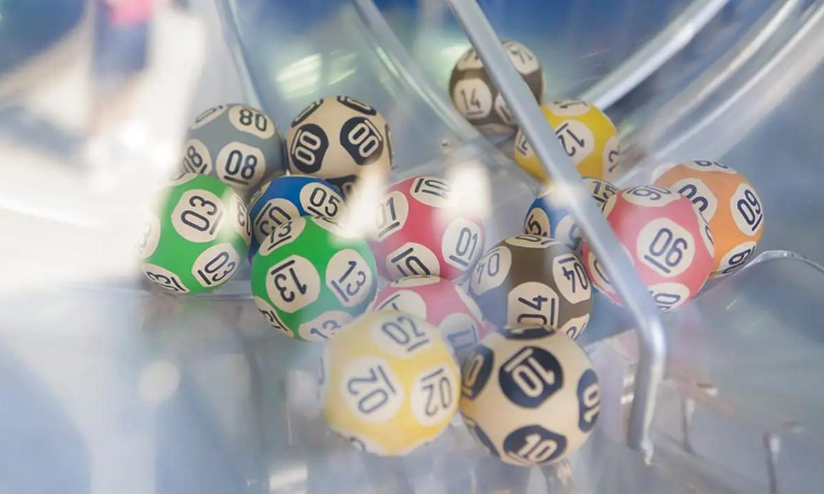 Bolas de dezenas da Loteria Federal sendo sorteadas