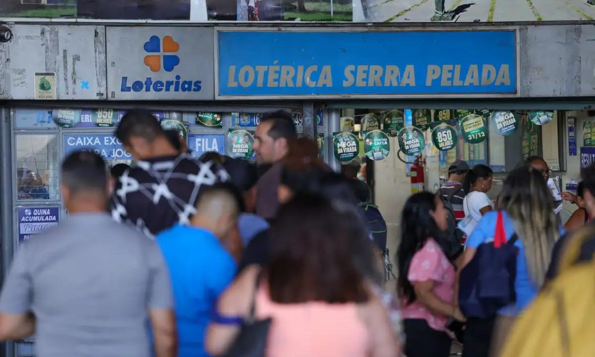 Lotérica cheia para representar sorteio da Loteria Federal