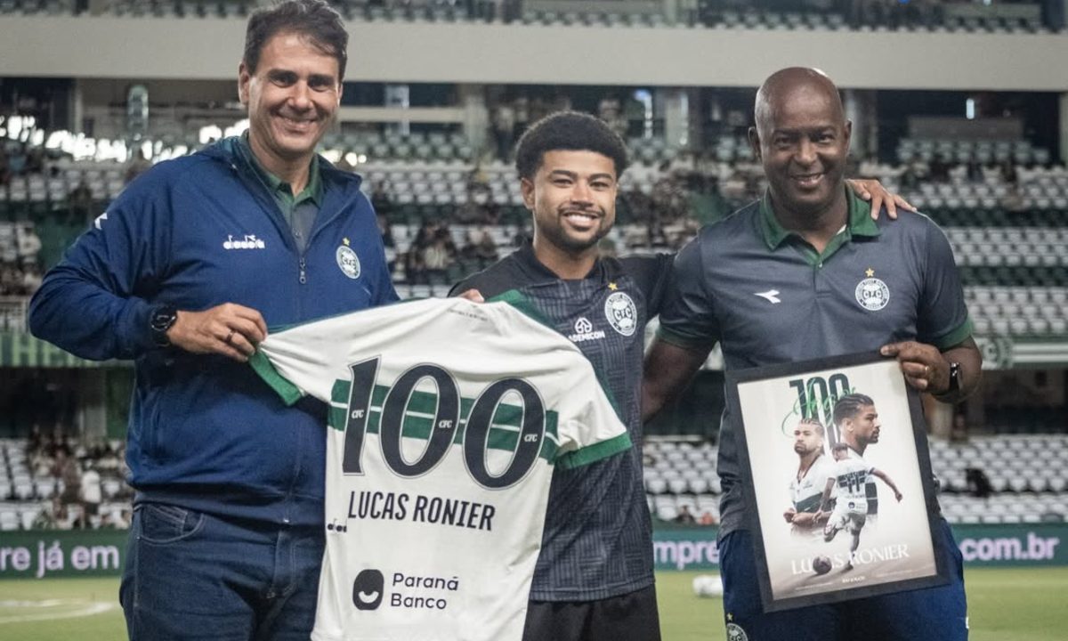 Foto do atacante Lucas Ronier recebendo a homenagem do Coritiba