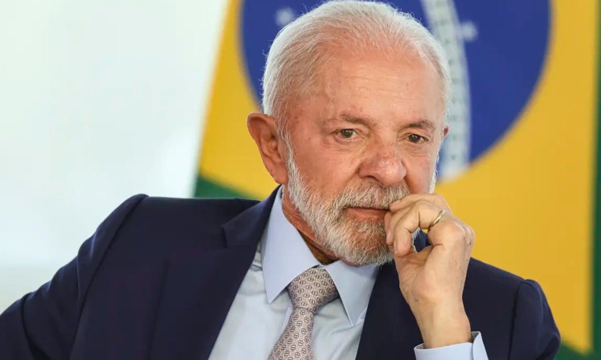 Foto de Lula pensativo olhando para frente; presidente falou sobre PNE e escolas cívico militares