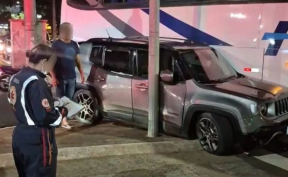 Carro em que mãe e bebê estavam prensado entre ônibus e poste no acidente