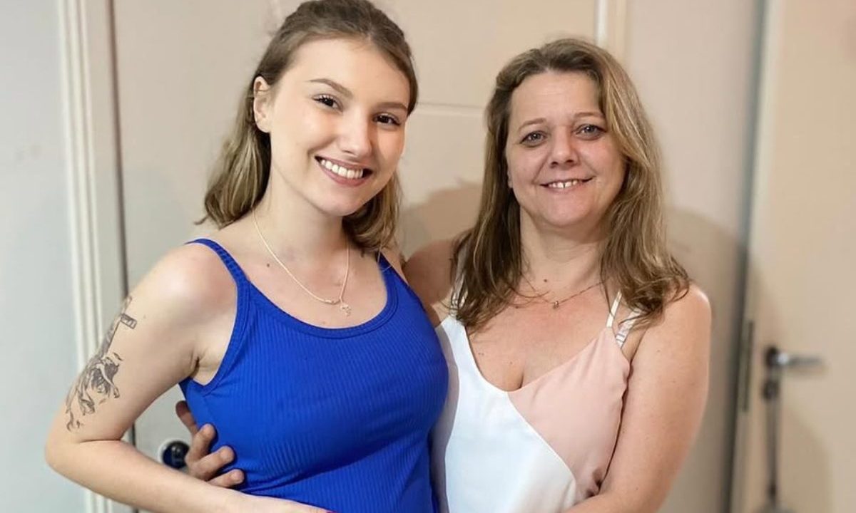 Imagem mostra Isabel Veloso e a mãe. Ela usa uma regata azul e está com cabelo meio preso. A mãe está de blusa branca e bege com cabelo solto. Prints de conversas da mãe e do viúvo Lucas vazaram.