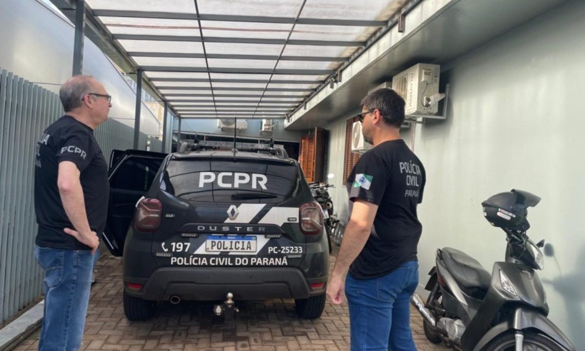 Imagem mostra policiais civis perto de uma viatura da PCPR em uma ocorrência: uma mãe foi presa por permitir estupro contra a própria filha de 13 anos. Imagem mostra policiais uniformizados, com camiseta preta e calça jeans.