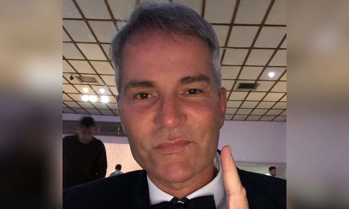 Imagem mostra o pastro Márcio Poncio. Ele usa terno preto e aponta um dedo pra cima. Tem cabelo grisalho. Imagem ilustrativa para falar da dívida do pastor.