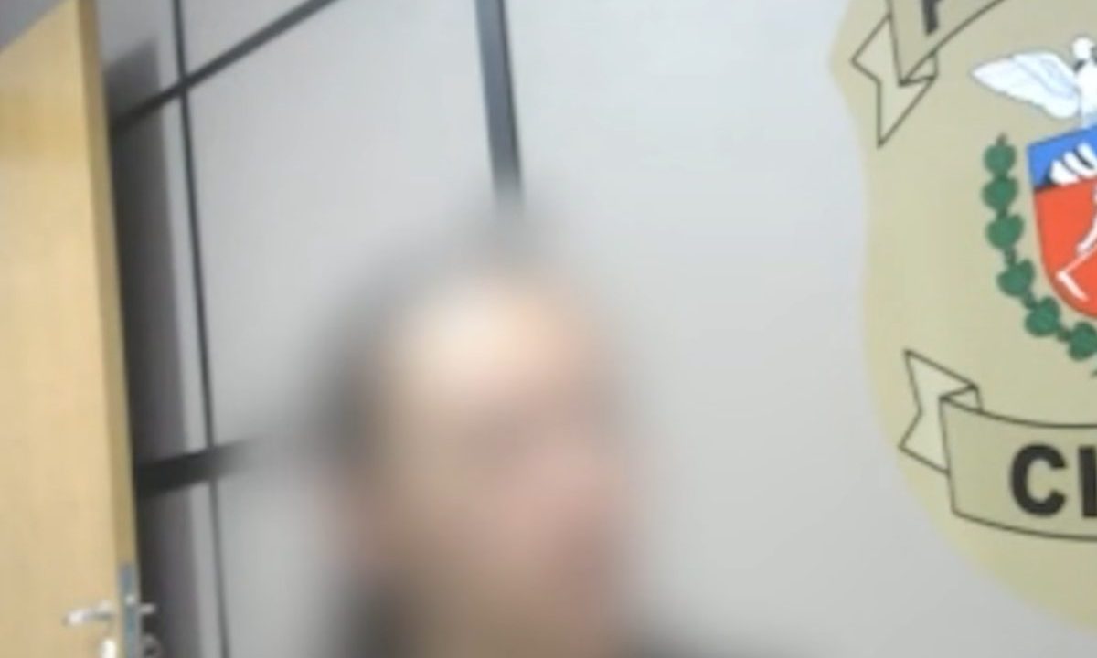 Imagem mostra mulher presa suspeita de participar de plano para matar "Gêmeos da PM".