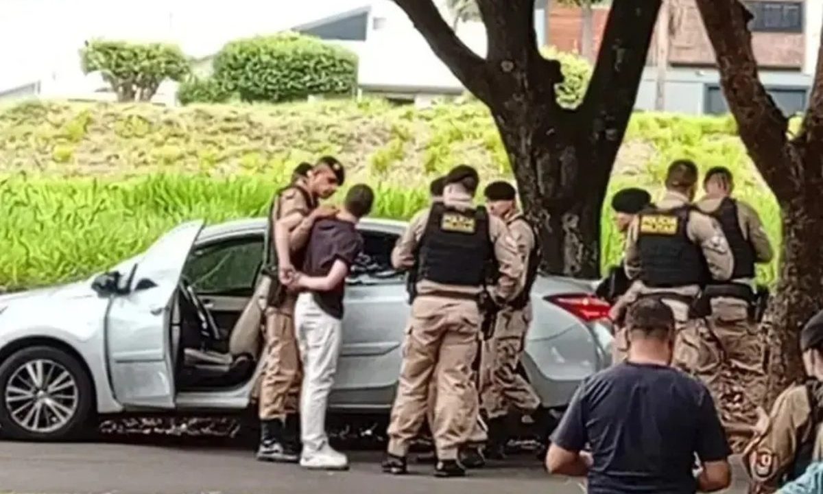 foto do momento em que o médico foi preso por atirar dentro do hospital em umuarama