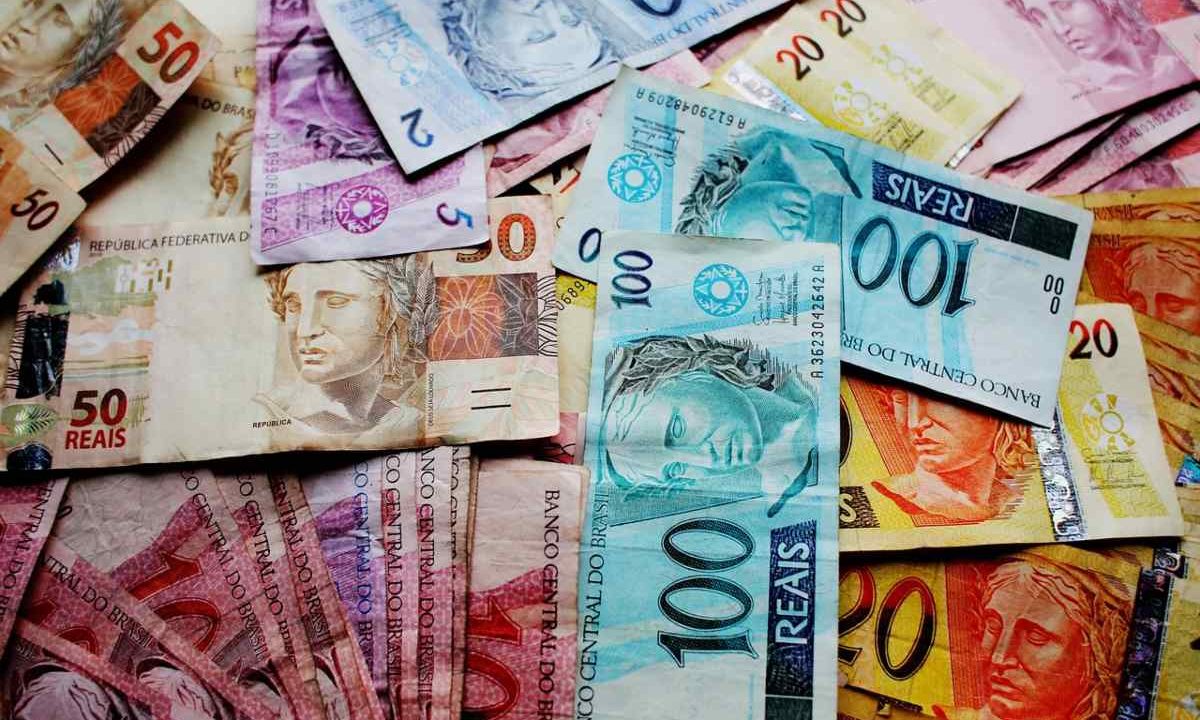 Dinheiro em quantidade para representar prêmio da Mega-Sena 3001