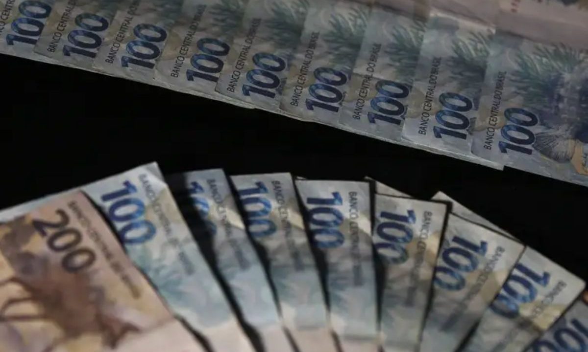 Notas de R$ 100 e R$ 200, representando o resultado da Mega-Sena 3013.