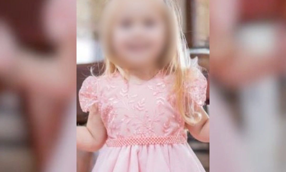 Criança que morreu atingida por trave de futebol em imagem de luto