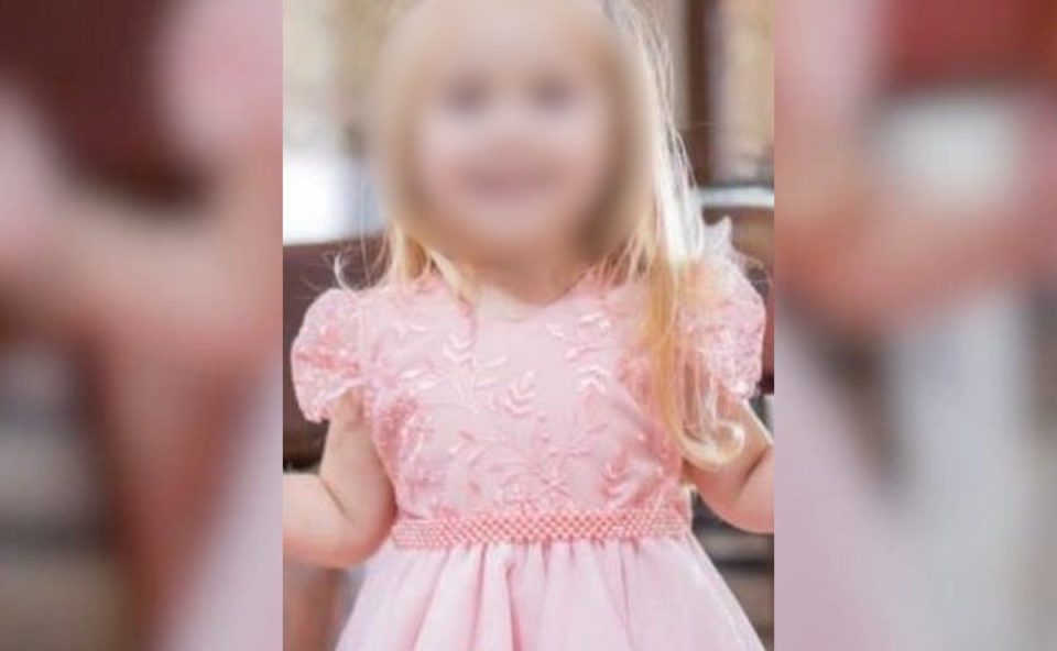 Criança que morreu atingida por trave de futebol em imagem de luto