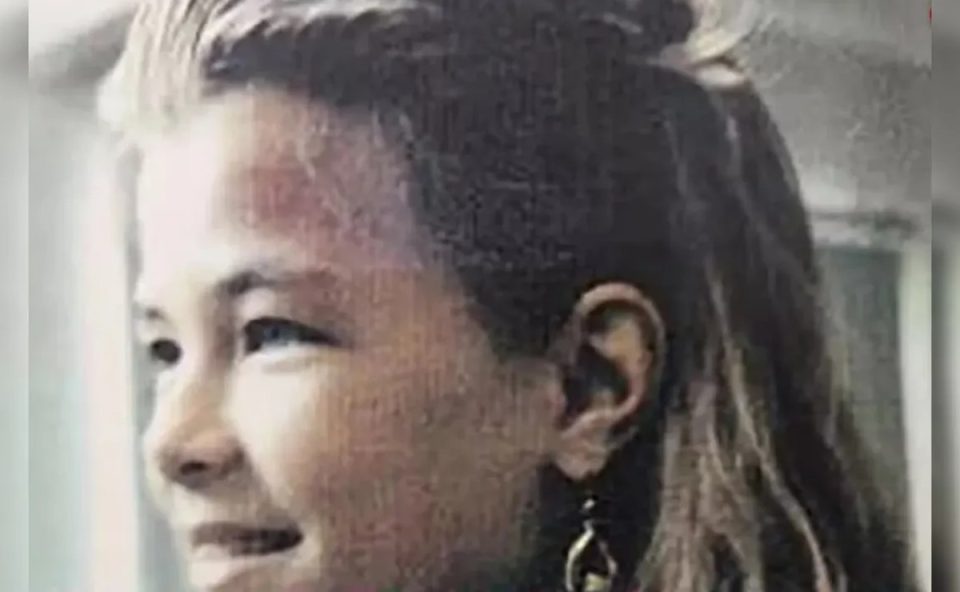 Foto mostra menina loira, de 13 anos, que desapareceu em 1994 e foi encontrada viva depois de 32 anos nos EUA. Ela está de perfil na foto