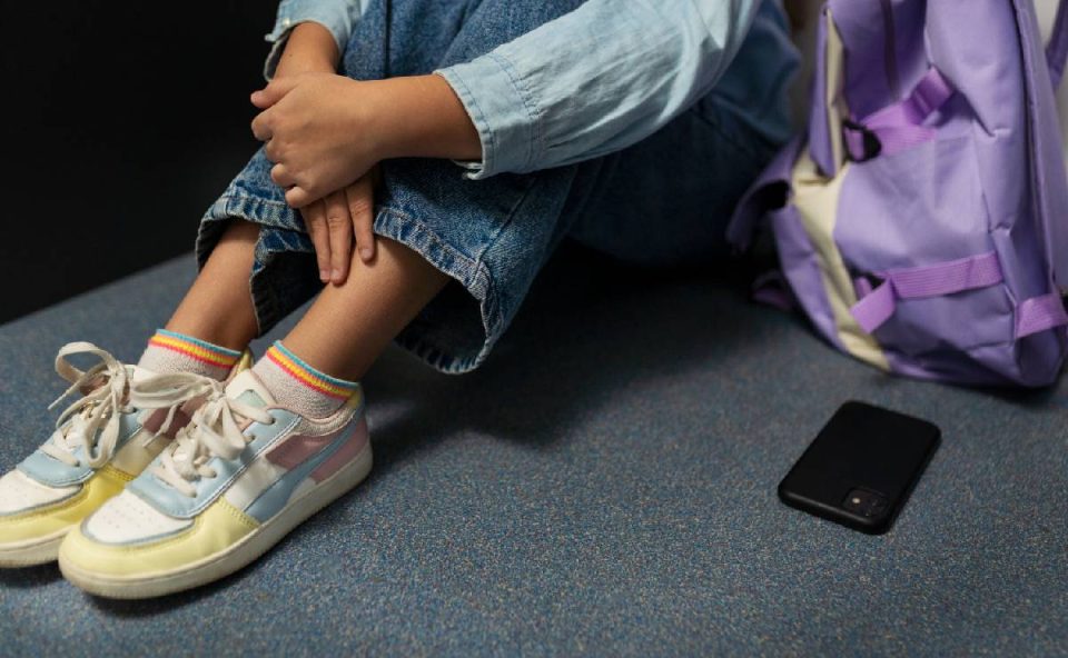 Foto mostra menina vítima de bullying no chão