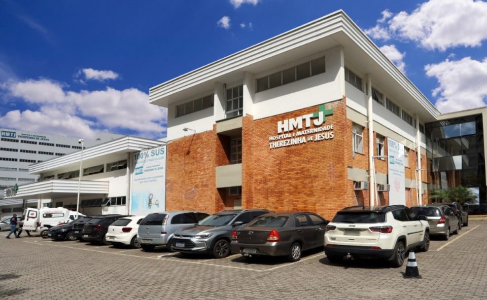 Foto da fachada do hospital onde menina de 6 anos morreu por suspeita de envenenamento.