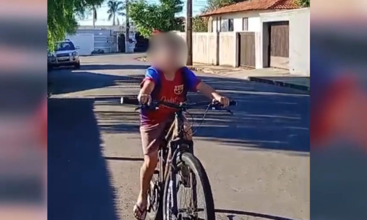 Imagem do menino que teve a bicicleta furtada por ladrão em plena luz do dia.
