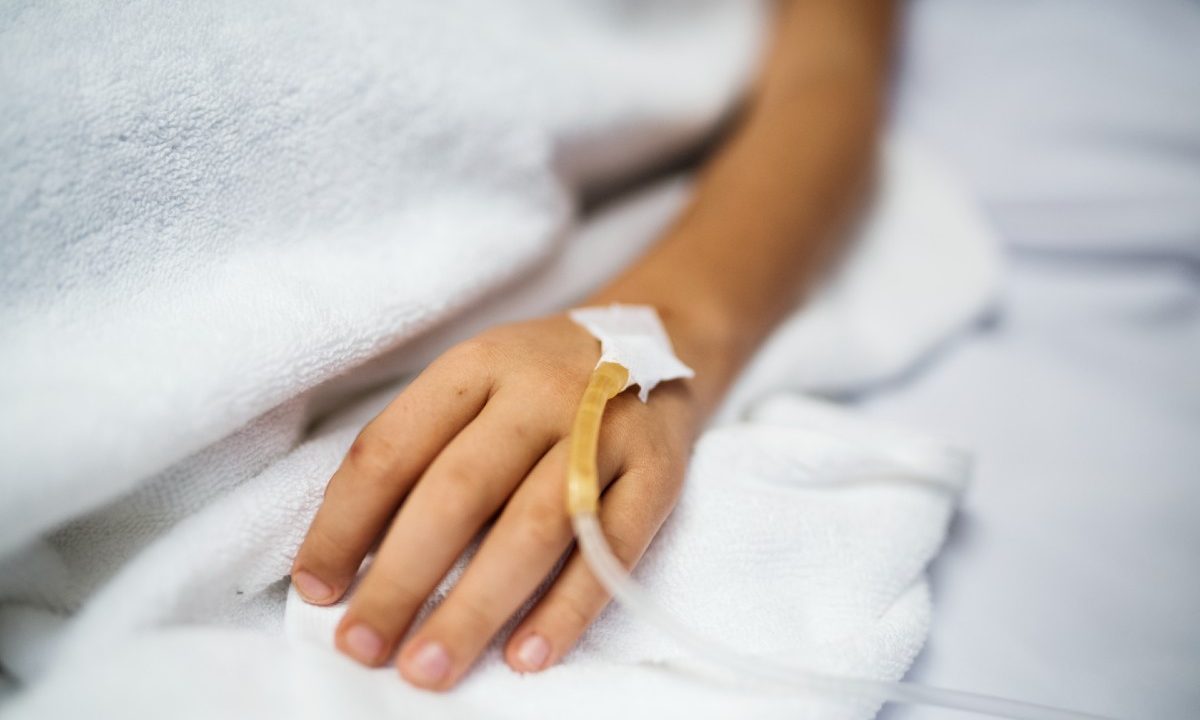 Foto de uma mão de uma criança internada no hospital para ilustrar o caso do menino que morreu após ser sugado por uma ralo de hidromassagem no domingo de Páscoa.