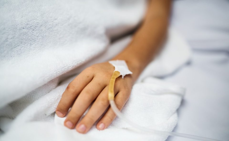 Foto de uma mão de uma criança internada no hospital para ilustrar o caso do menino que morreu após ser sugado por uma ralo de hidromassagem no domingo de Páscoa.