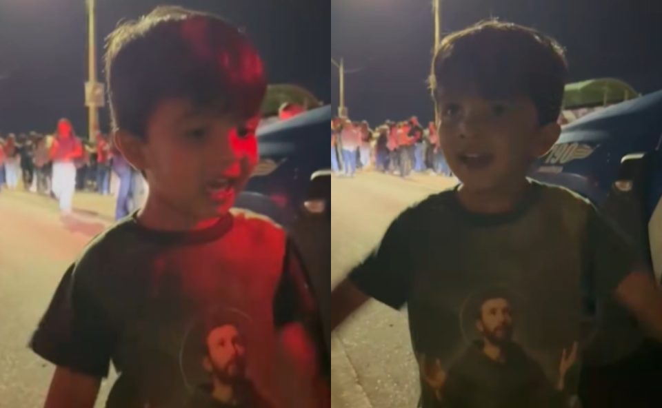 A imagem conta com dois frames de vídeo em que menino pede ajuda da Polícia Militar para salvar Jesus Cristo, durante encenação da Via Sacra. Noa tem três anos e usa uma camiseta de São Francisco de Assis.