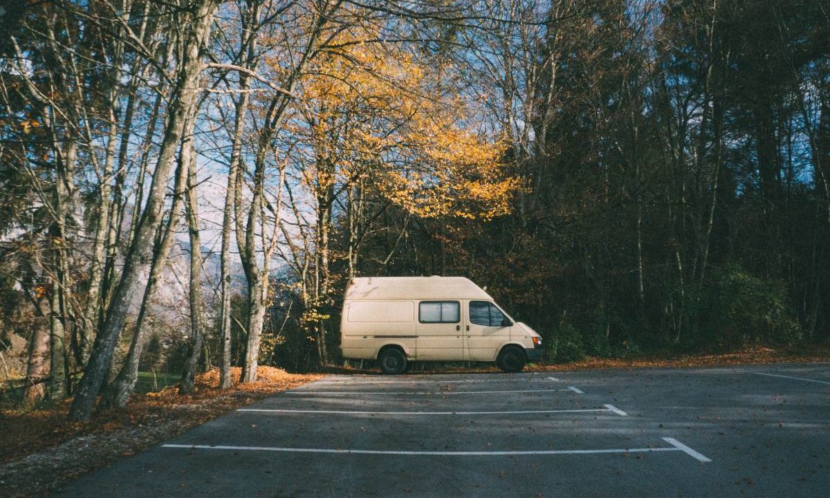 Foto de van parada em estacionamento; imagem usada para ilustrar caso de menino que ficou trancado