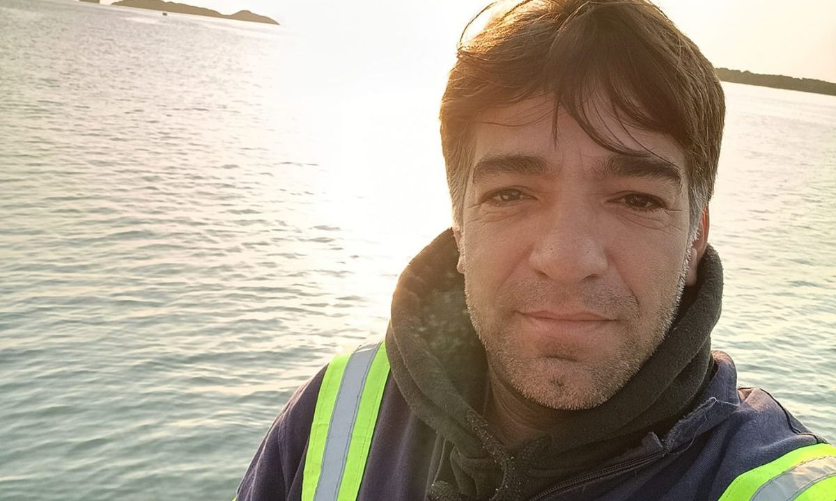 foto do mergulhador que morreu enquanto realizava a limpeza do navio. na imagem ele aparece em alto mar