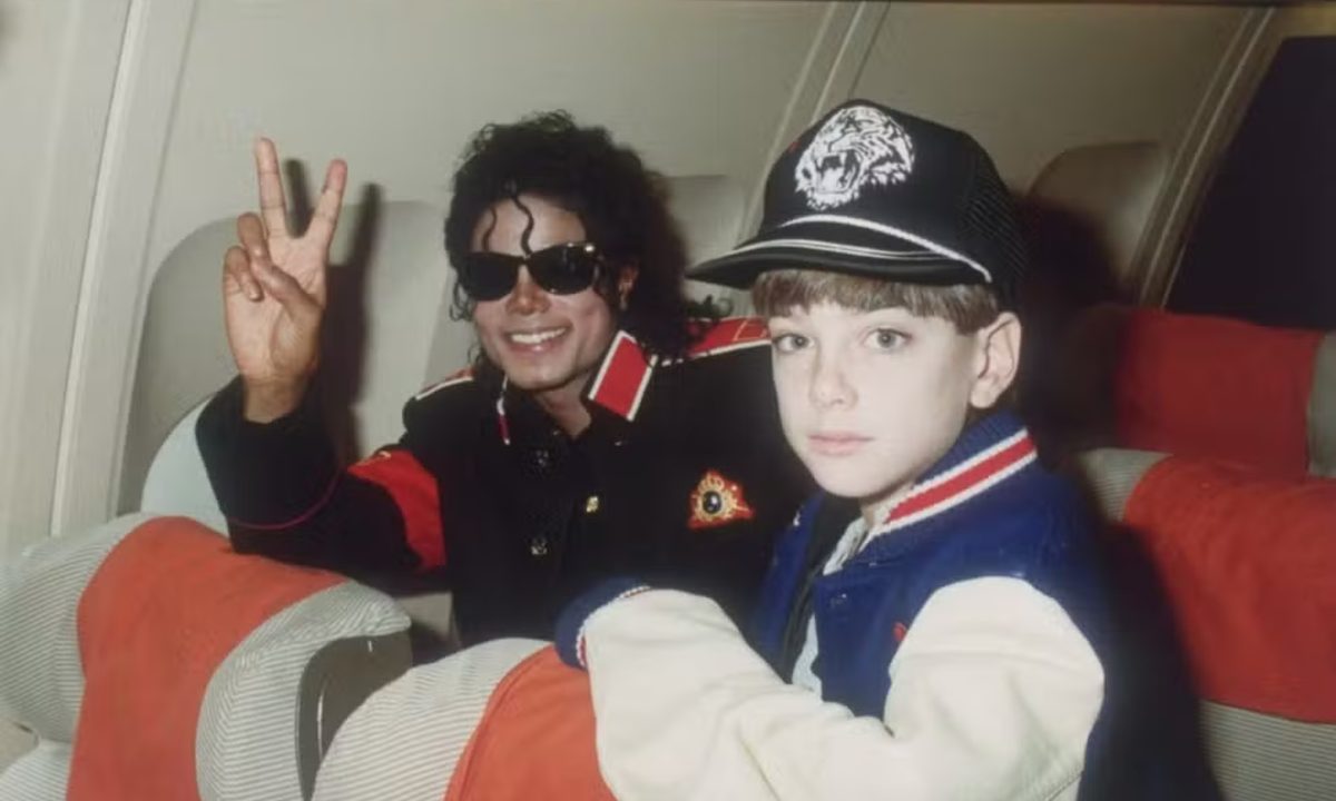 Foto utilizada em documentário sobre as acusações de abuso contra Michael Jackson. Ele aparece ao lado de um garoto a bordo de um avião.