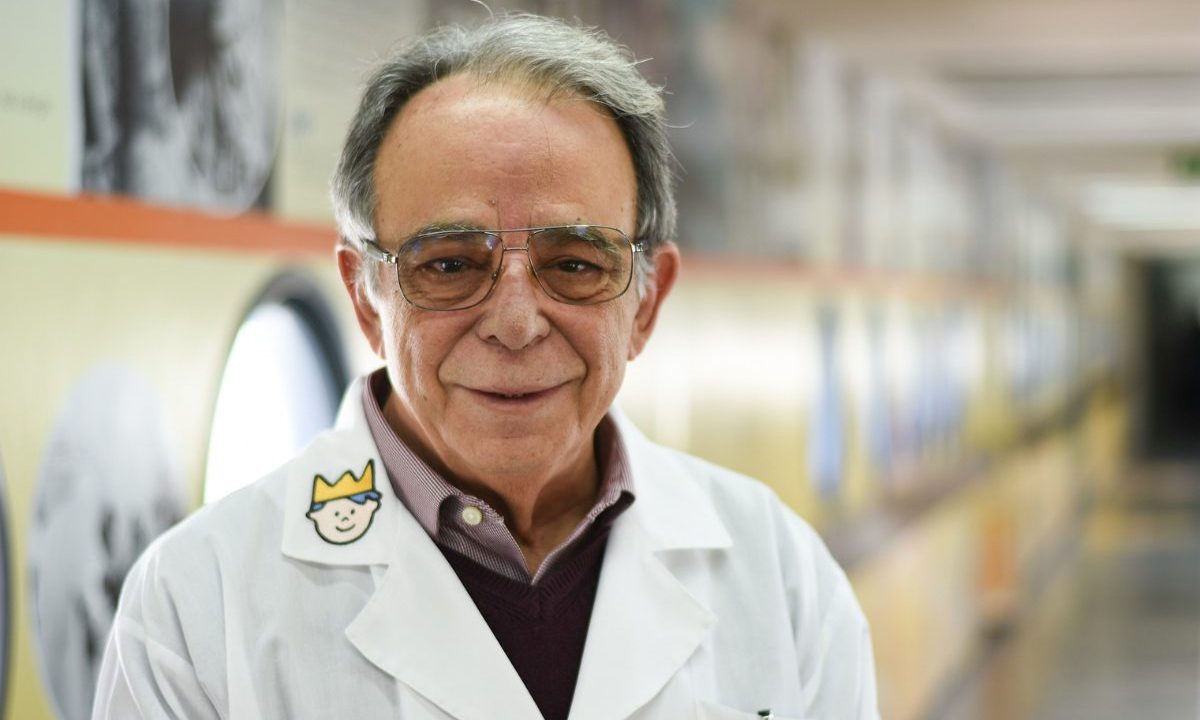 Imagem mostra o médico Eurípides Ferreira, que morreu em Curitiba. Ele usa jaleco branco, é um homem branco, calvo, com cabelo grisalho.