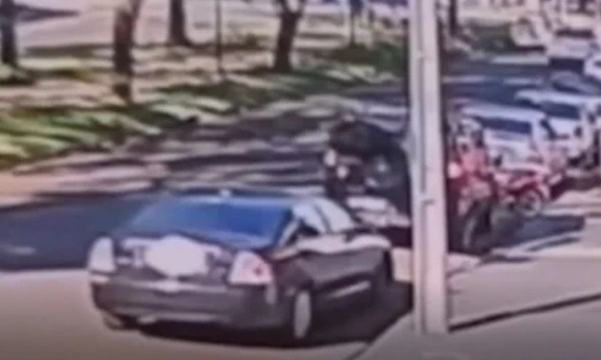 foto do carro estacionado antes da morte de barbeiro e cliente em maringá