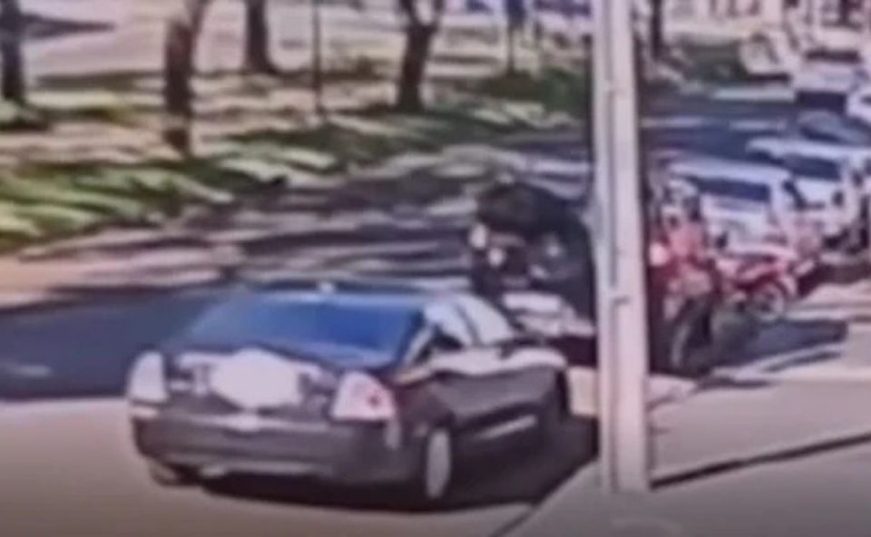 foto do carro estacionado antes da morte de barbeiro e cliente em maringá