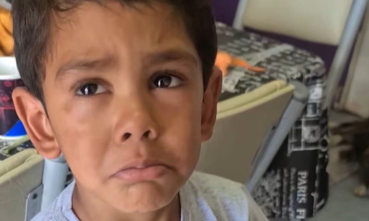 Imagem ilustra a morte do menino de 4 anos com lesões na cabeça. Ele é moreno e está com cara de choro,