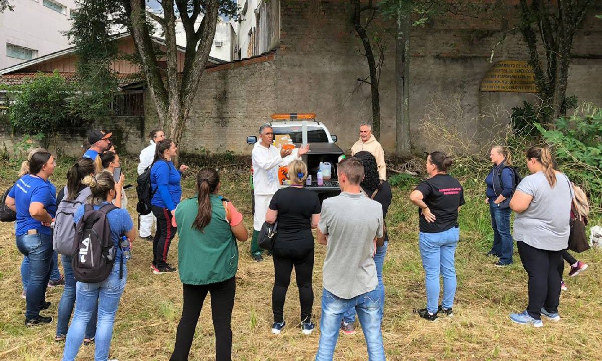 Foto mostra campanha contra a dengue no Paraná
