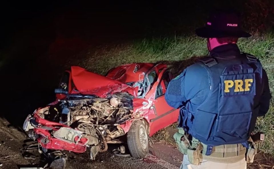 Carro amassado após acidente na Semana Santa que resultou em morte