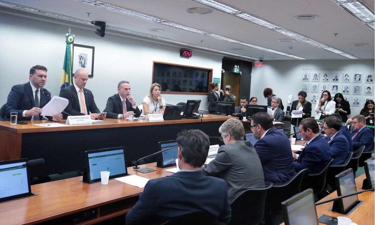 Conselho de Ética analisa caso de Marcel van Hattem, Marcos Pollon e Zé Trovão por invasão da Mesa Diretora. A imagem mostra o Conselho de Ética analisando o caso. Moses Rodrigues, relator, opta por suspender mandatos de Marcel van Hattem e mais dois deputados federais.