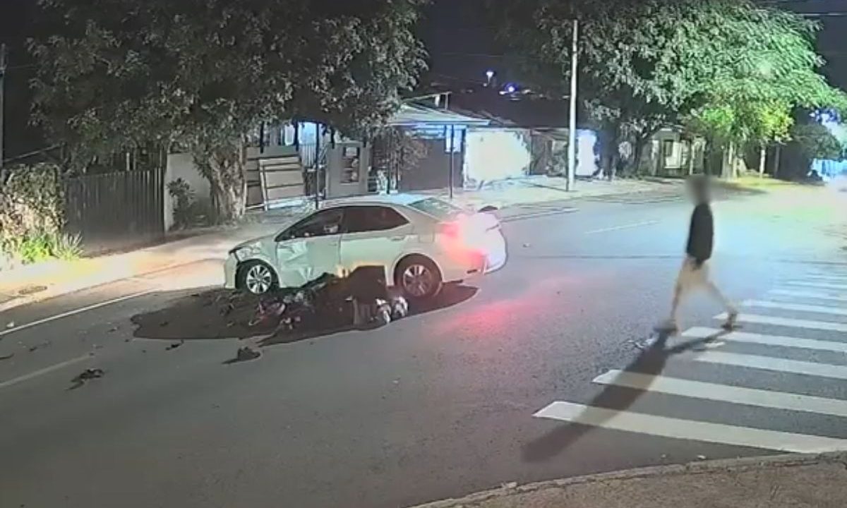 foto do motoboy caído no asfalto após acidente com carro em cascavel