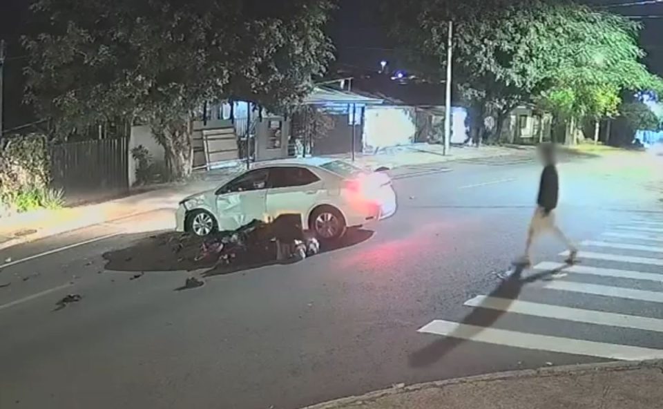 foto do motoboy caído no asfalto após acidente com carro em cascavel 