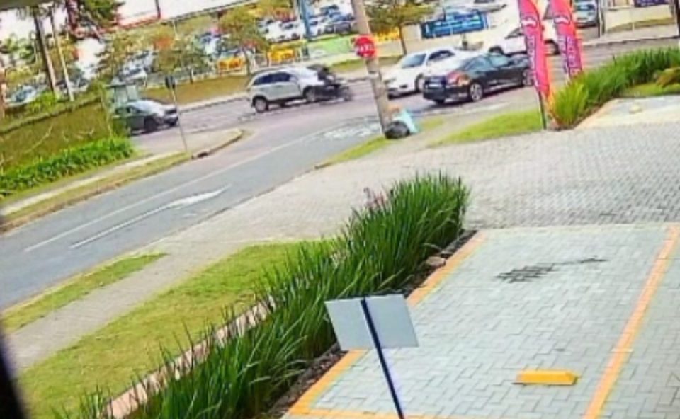Imagens de câmeras de segurança registraram acidente envolvendo motociclista e motorista de carro, que fugiu sem prestar socorro.