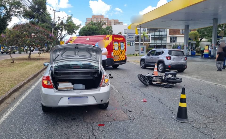 Imagem de acidente que deixou motociclista ferido no Parolin, em Curitiba. 