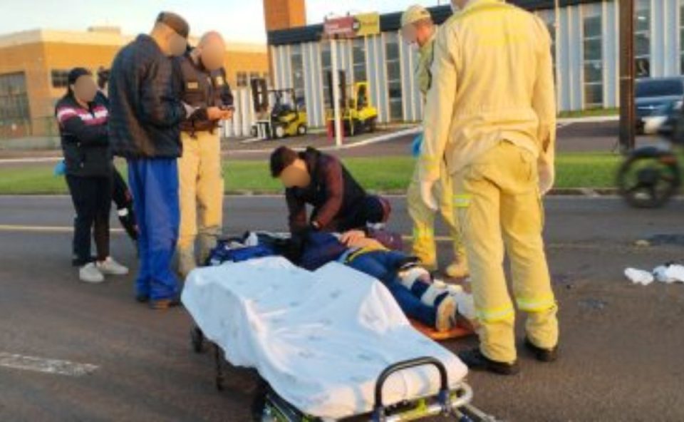 Motociclista com fratura na perna sendo socorrido pelo Corpo de Bombeiros
