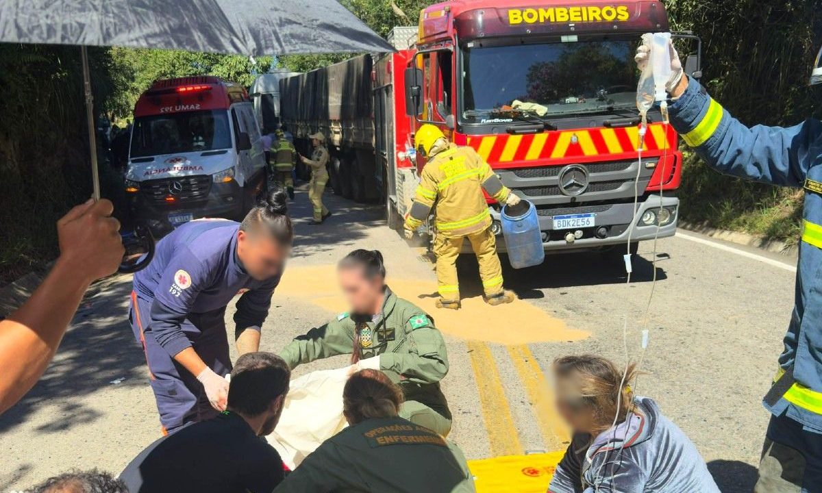 Equipes do Corpo de Bombeiros e SAMU realizando o resgate de uma das vítimas após acidente entre moto e caminhão BR-476.